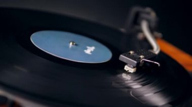 Dönen vinil kaydı ve kartuş ondan kaldırılıyor