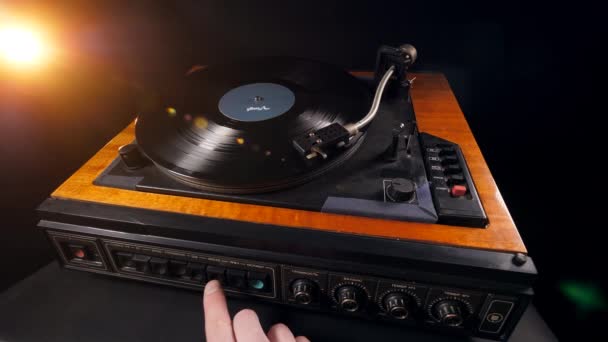 Parameters of the record player are being regulated — Stock Video