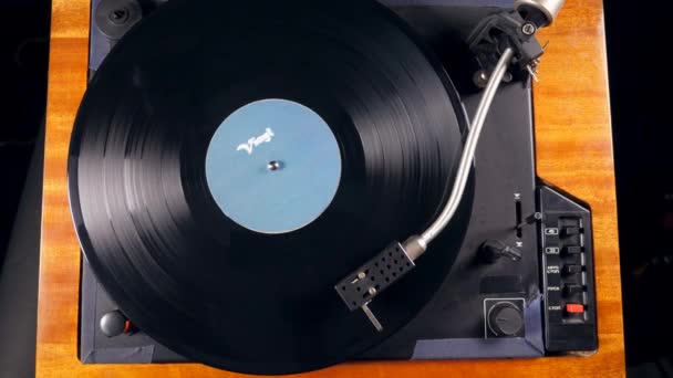 Top view of a record player getting switched off — Stock Video