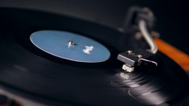 Roterande vinylskiva och patronen tas bort från den — Stockvideo