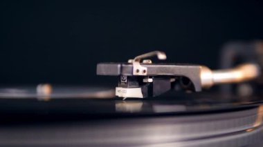 Kalemin altındaki vinil diskin yüzeyi