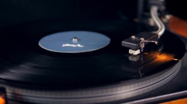 Vinil diskli turntable çalmayı durdurur