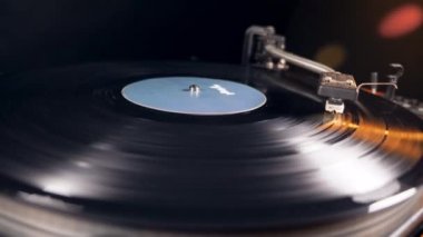 Ton kolu vinil diskten kaldırıyor