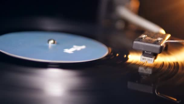 Kazetta és a Vinyl lemez lejátszása közben — Stock videók