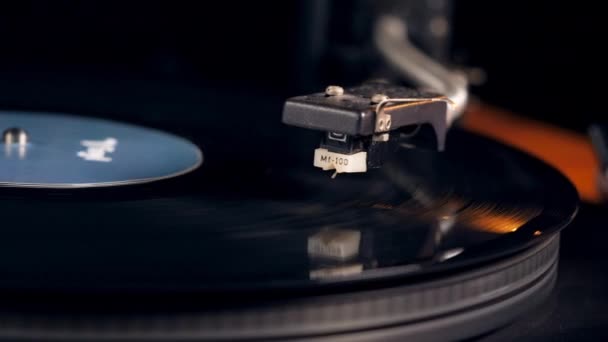 Stylus on the surface of the vinyl record — Stock Video