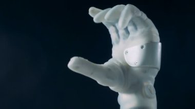 Modern el protezi çalışıyor, yakından. Fütüristik robot konsepti.