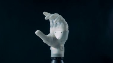 Beyaz protez parmakları hareket ettirir, kapat.