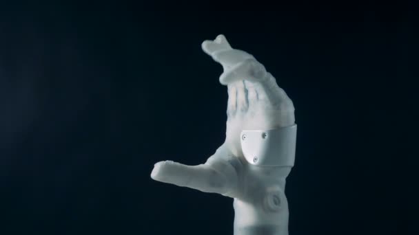 Die automatisierte Prothese bewegt die Finger. echte Roboterhand. — Stockvideo