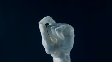 Beyaz bir protez parmakları büker, yakın.