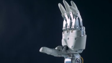 Metal el protezi, yakın çekim.