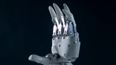Metal biyonik el, yakın. Hareket gerçek cyborg el.