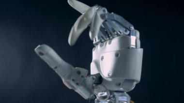 El protezi çalışıyor. Gelecekçi sayborg kol kavramı.