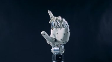 Beyaz biyonik el hareket ediyor. Gerçek robot el..