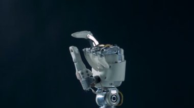 Otomatik protez bükme parmakları. Fütüristik cyborg kol kavramı.