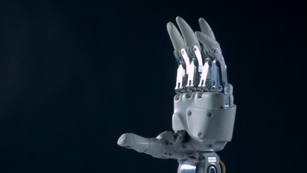 Mano biónica blanca, de cerca. Ciborg real de la mano en movimiento . — Vídeos de Stock