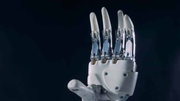 Biała proteza dłoni. Futurystyczna koncepcja ramienia cyborga. — Wideo stockowe