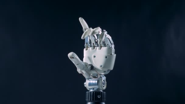 Witte bionische hand bewegende vingers. Echte robothand. — Stockvideo
