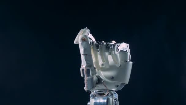 Бионическая рука, сгибающая пальцы, закрывает . — стоковое видео