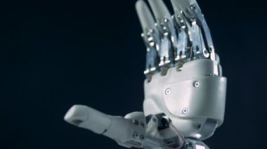 Biyonik protez işleri, hareketli metal parmaklar, yakın çekim.