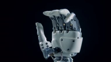 Protez el parmakları yayır, yakın.