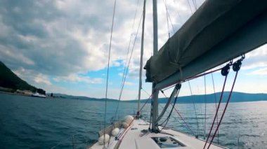 Bir yat birinci şahıs görünümünde su üzerinde yelken