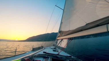 Birinci şahıs görünümünde yüzen bir yat ile Sunset koyu