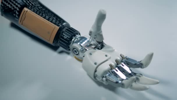 Händer protesen på ett bord. Verklig robot hand. — Stockvideo