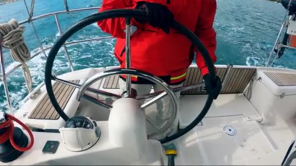 Una persona conduce un barco a través del agua — Vídeos de Stock
