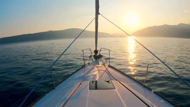 Paisaje acuático al atardecer con un barco flotando a lo largo — Vídeos de Stock