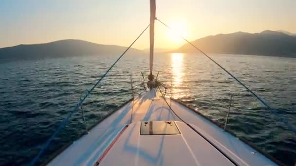 Movimiento rápido de un barco flotando hacia el atardecer — Vídeos de Stock