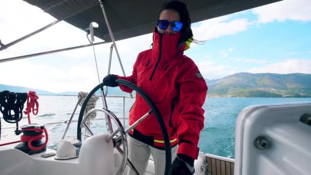 Femme professionnelle conduit un yacht — Video