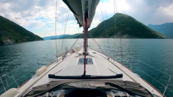 Wody w górach są skrzyżowane przez jacht — Wideo stockowe