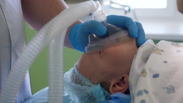 El médico está administrando anestesia a un niño pequeño. — Vídeos de Stock