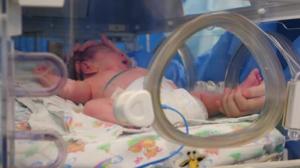 Un bebé bosteza en una caja médica — Vídeos de Stock