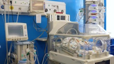 Kuvözde yatan bir bebek ile donatılmış tıbbi oda