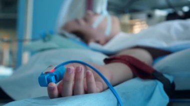 Üzerinde sensör olan bir hastanın eli