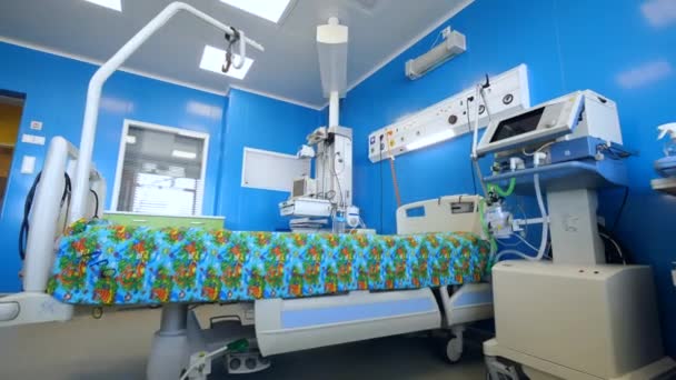 Bett und Monitore in der modernen medizinischen Abteilung — Stockvideo