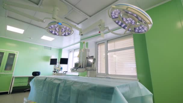 Surgical unit with a bed and functioning lamps — Stock Video