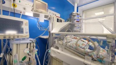 Modern ekipman ve kuvözde bir bebek ile tıbbi birim