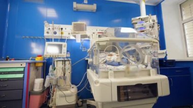 Bir bebek hastane ünitesinde bir kutuiçinde yatıyor