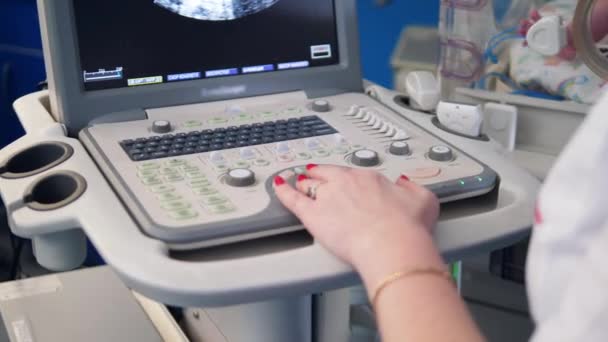 Kadın doktor ultrason konsolu işletiyor — Stok video