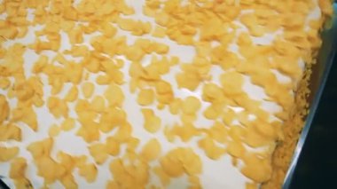 Patates atıştırmalıkları iki konveyör boyunca hareket ediyor