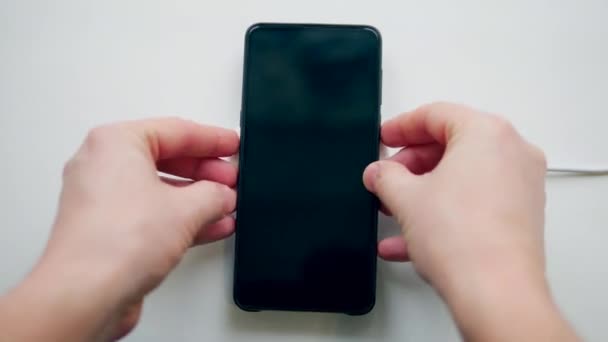 Unidad inalámbrica está cargando un teléfono celular — Vídeo de stock