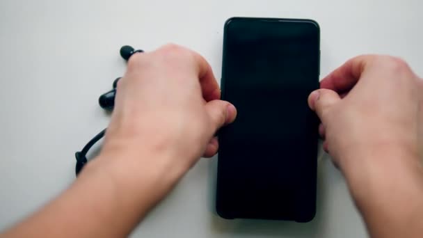 Groupe de gadgets sont chargés par un chargeur de téléphone sans fil . — Video