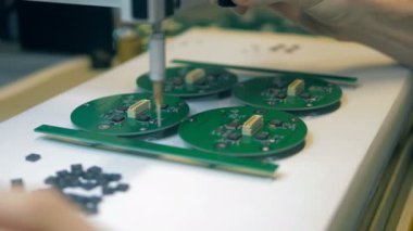 İşçi lehimleme Pcb devre kartları, kapatın.