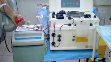Bir kişi makine ile taşınan kan bağışı olduğunu