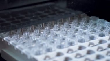 Laboratuvar ekipmanları cam tüplerin içeriğini test ediyor