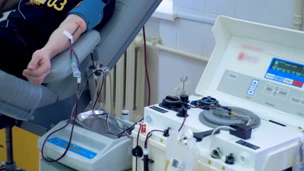 Bloedtransfusie machine en een donor die het gebruikt — Stockvideo