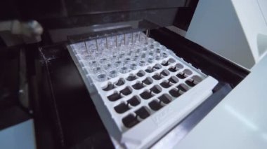 Test tüplerinin içindeki sıvının makine tarafından uzmanlığı