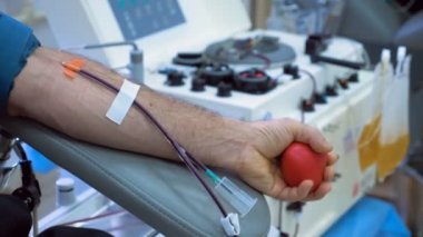 Erkek el kan verirken bir topu sıkıyor